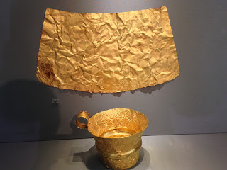 Ο κρατήρας της μάχης & ένα από τα χρυσά κύπελλα, στο Αρχαιολογικό Μουσείο  