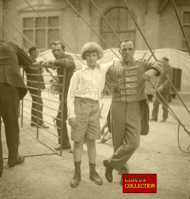Fredy Knie senior en compagnie d'un employé du cirque posant derrière le chapiteau a l'entrée des coulisses 