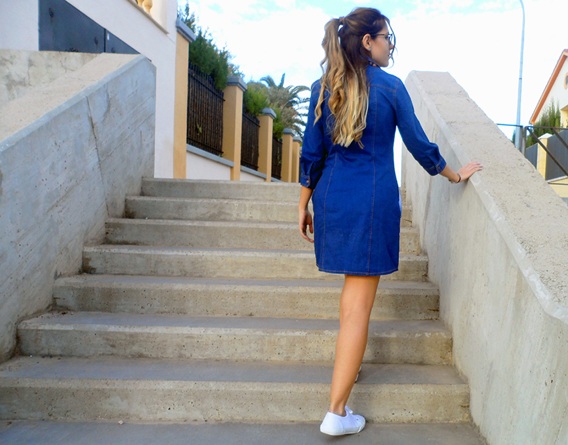 Vestido vaquero abrochado por botones delanteros y sneakers blancas