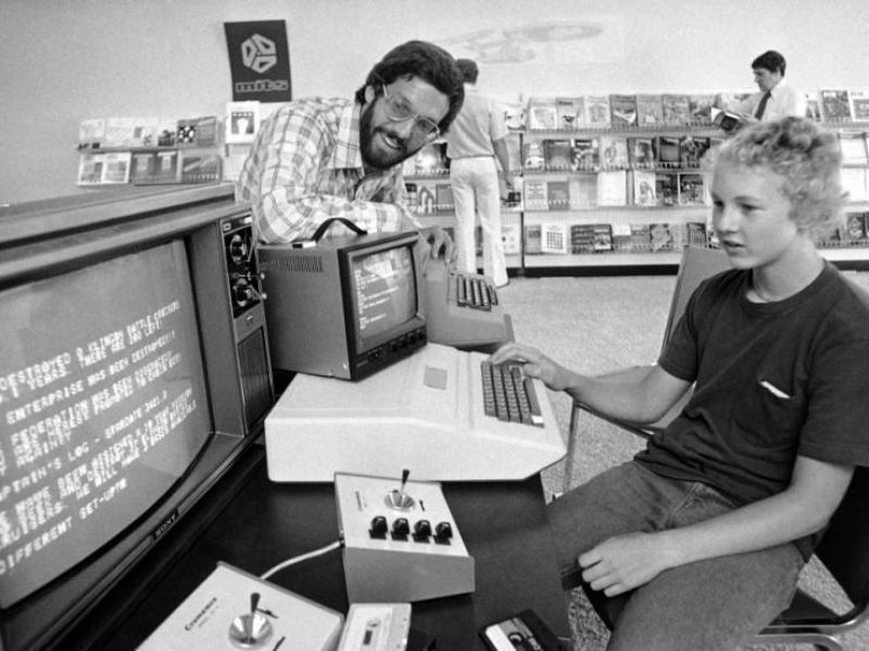 Interesting Photos of Computer Stores in the 1970s and 1980s Vintage