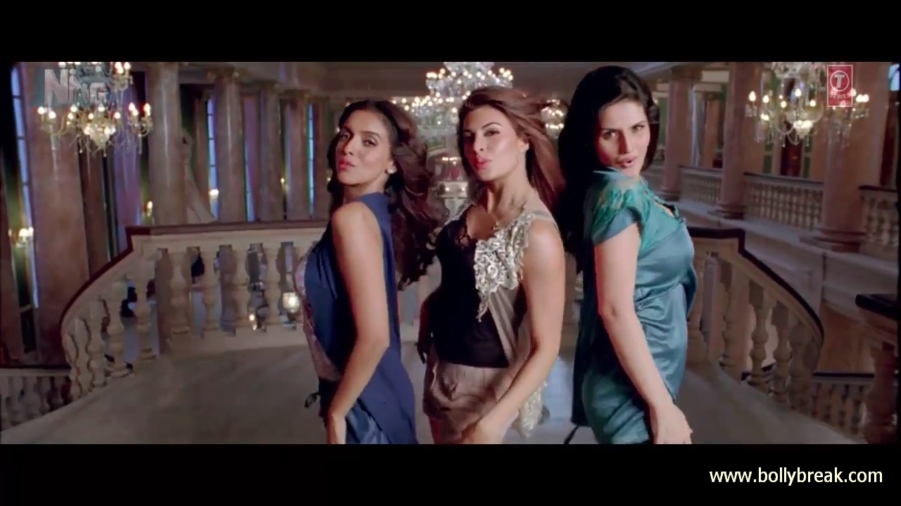 Jacquiline Fernandez Nighty Hot Moves1 - Jacquiline Fernandez Nigthy Pics - Housefull 2 - Right now Song