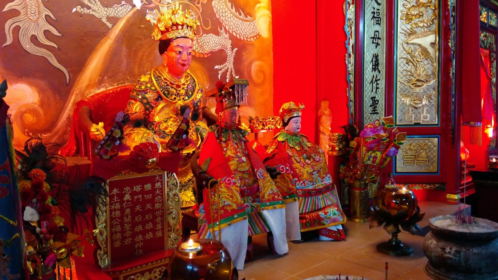 黑老闆說︱香港塔門半日遊_媽祖廟 黑老闆香港塔門半日遊_這座媽祖廟竟供奉兩尊媽祖,據大姐說:中國文化大革命許多廟宇都被拆毀,這樽廣州鹽田的媽祖神像早年被塔門漁民捕撈上來,漁民怕惹禍又丟回海裡,沒想到隔不久又被同一位漁民撈起來,經請示後所以就帶回來一起供奉迄今。