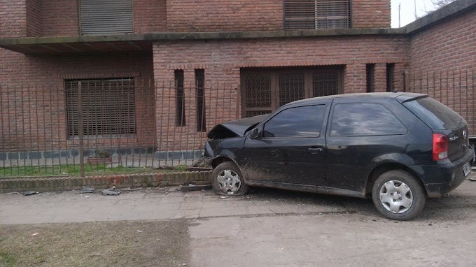 Un auto se incrustó en una casa de Agustín Ferrari