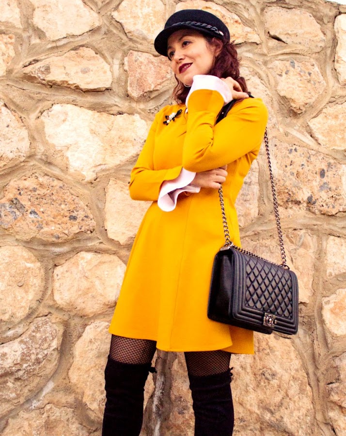 melange_boutique_fashion_blog_de_moda_vestido_baby_doll_amarillo_dresslily_gorra_negra_blso_chanel_boy_botas_xl_1