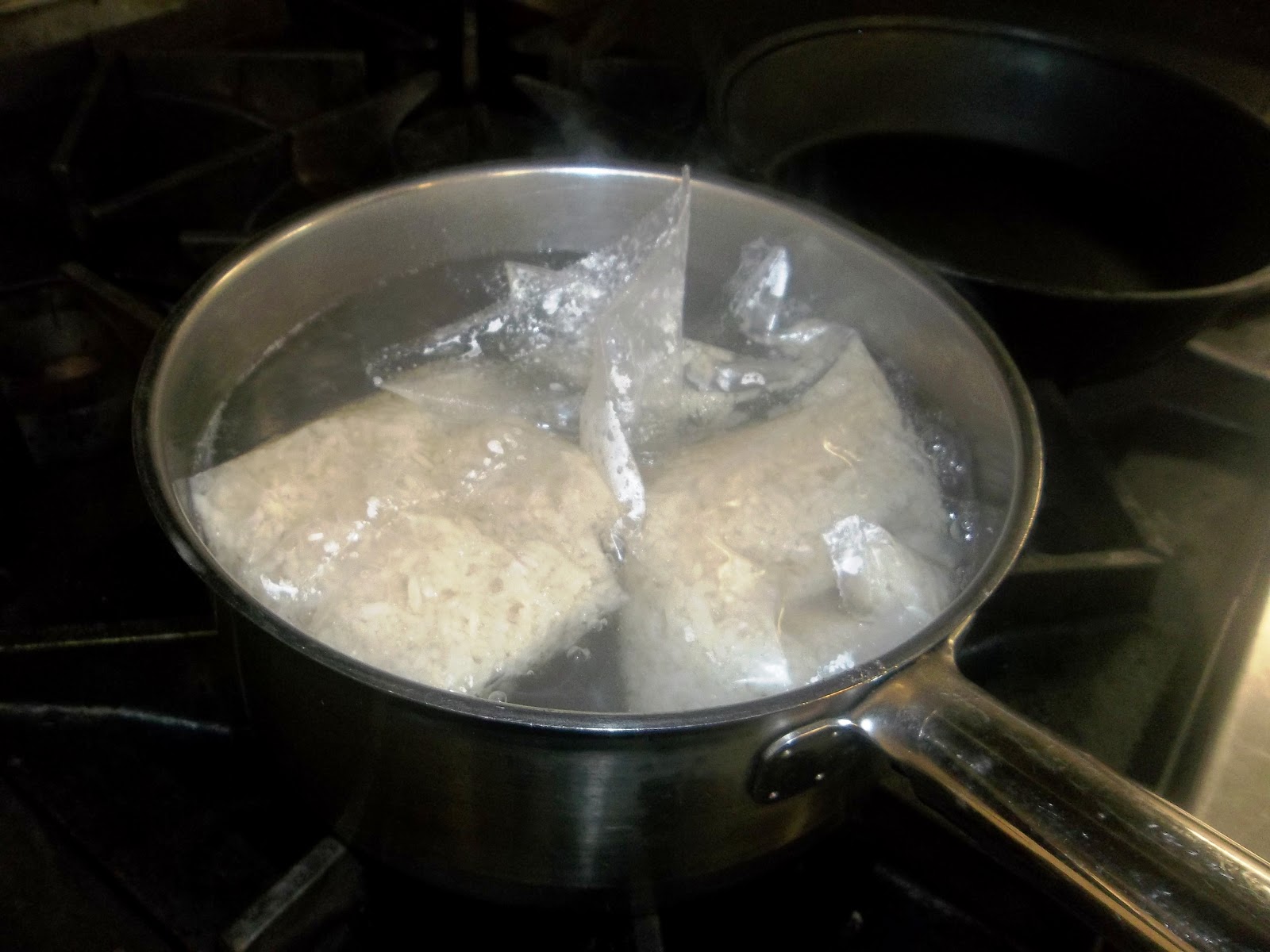Сколько по времени варится рис в пакетиках. Вареный рис в пакетике. Отварить рис в пакетиках. Рис для приготовления в пакете. Варить рис в пакетиках.