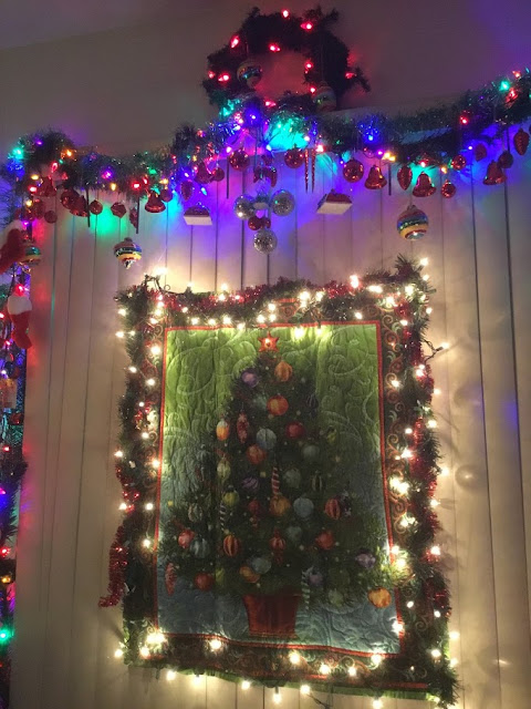 starlight in her eyes quilt i accentuated this wall quilt with christmas lights i loved it