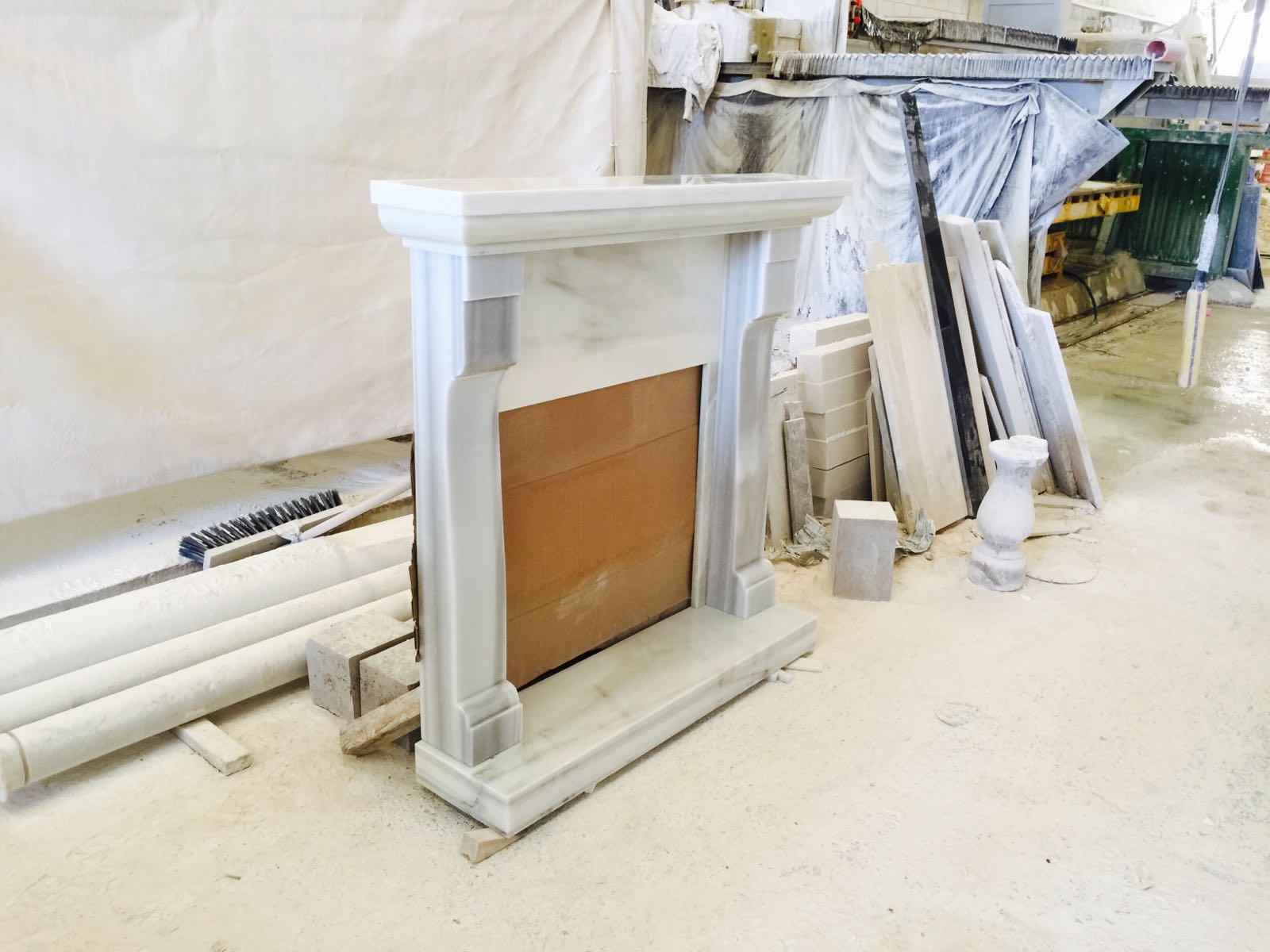 CHIMENEA EN MÁRMOL BLANCO MACAEL ACABADO PULIDO