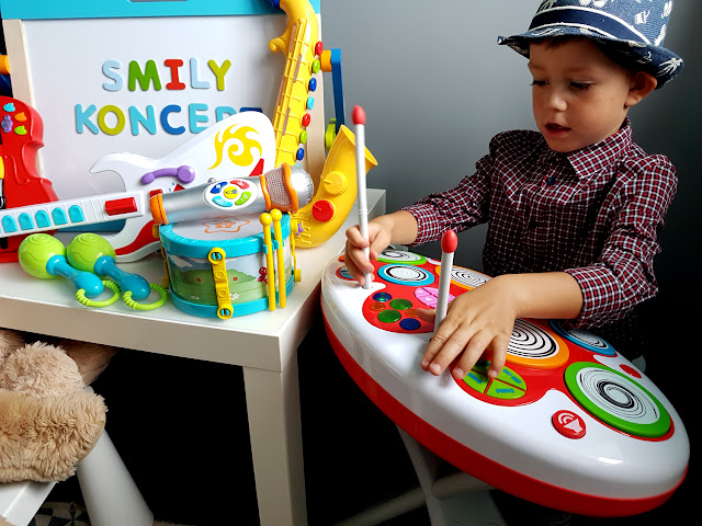 zabawki muzyczne - Smily Play - instumenty muzyczne - zabawki dla dzieci - umuzykalnianie dzieci - domowa orkiestra - perkusja dla dziecka - mikrofon dla dziecka - gitara dla dziecka - skrzypce - saksofon - prezent dla dziecka