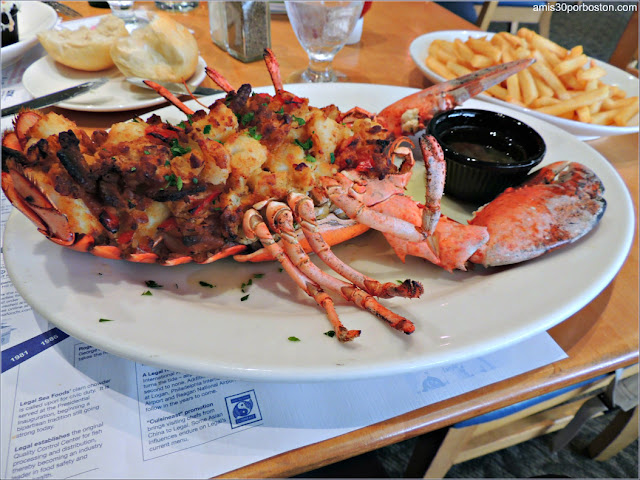 Baked Stuffed Lobster en el Legal Seafood, Boston
