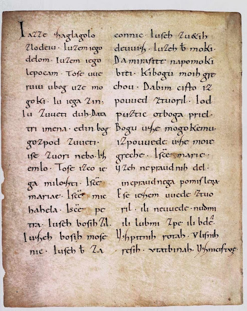 O manuscrito de Freising, primeiro escrito em língua eslava também adotou a minúscula de Carlos Magno.