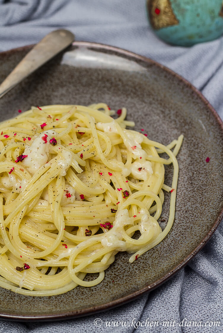 Spaghetti cacio e pepe - Cooking with Diana