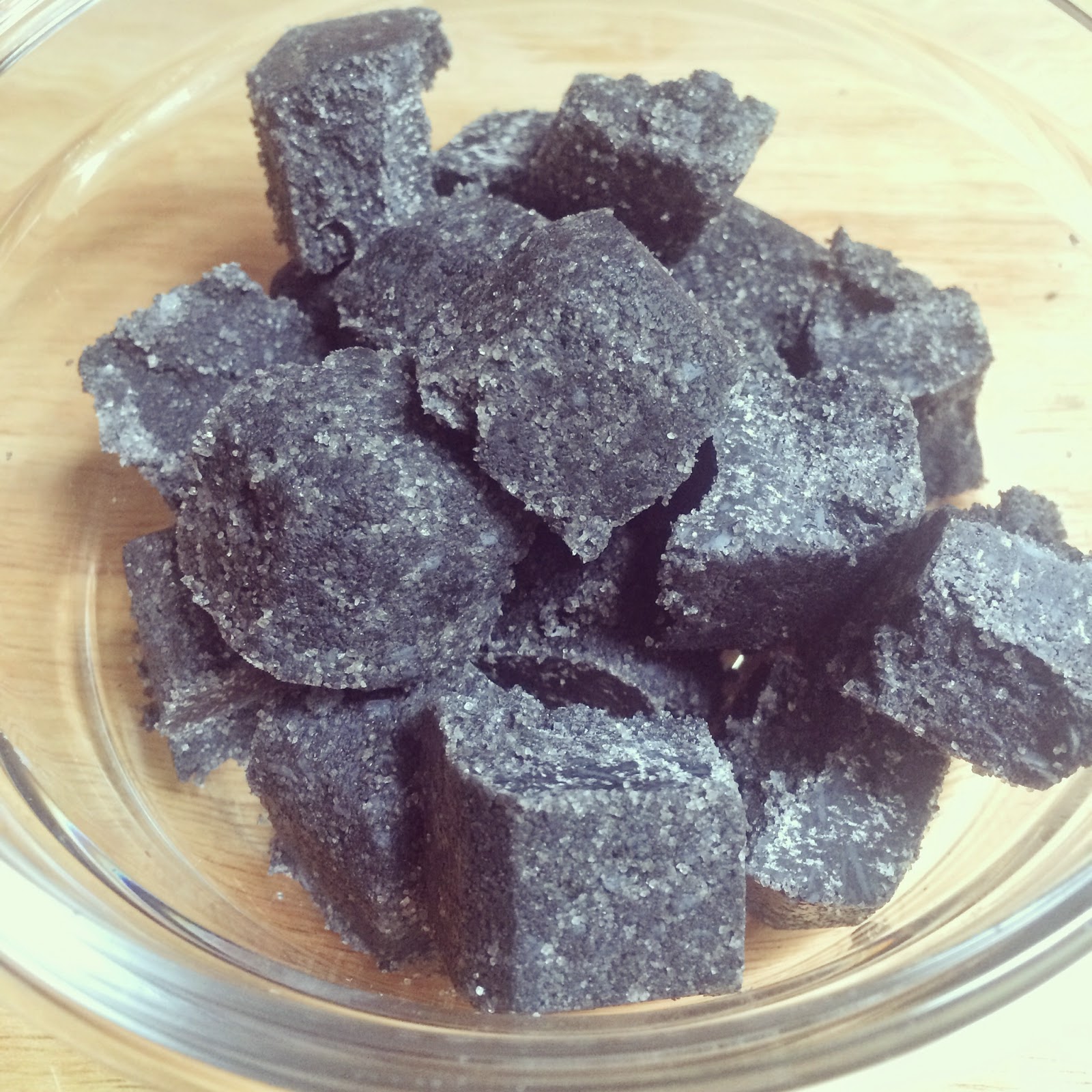 Skin Purifying Activated Charcoal & Sugar Scrubbing Cubes