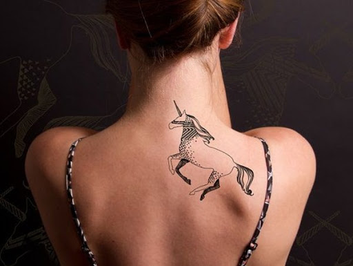 Vai tribal sobre o unicornio tatuagens
