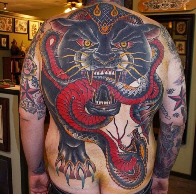 Tatuaje tigre y cobra en la espalda