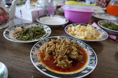 Kelupis dan lauk pauknya siap makan Kelupis dan lauk pauknya siap makan