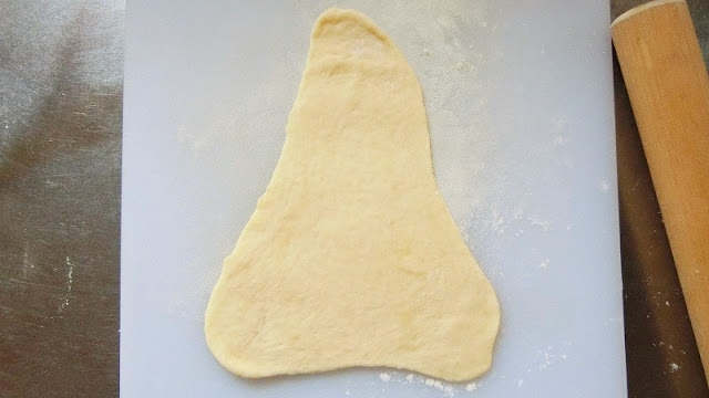 生地を二等辺三角形に麺棒で伸ばす