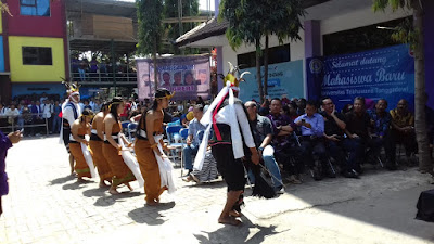 Unitri Sajikan Kesenian Nusantara Saat Upacara Penerimaan Mahasiswa Baru Unitri Sajikan Kesenian Nusantara Saat Upacara Penerimaan Mahasiswa Baru, tarian sumba barat daya
