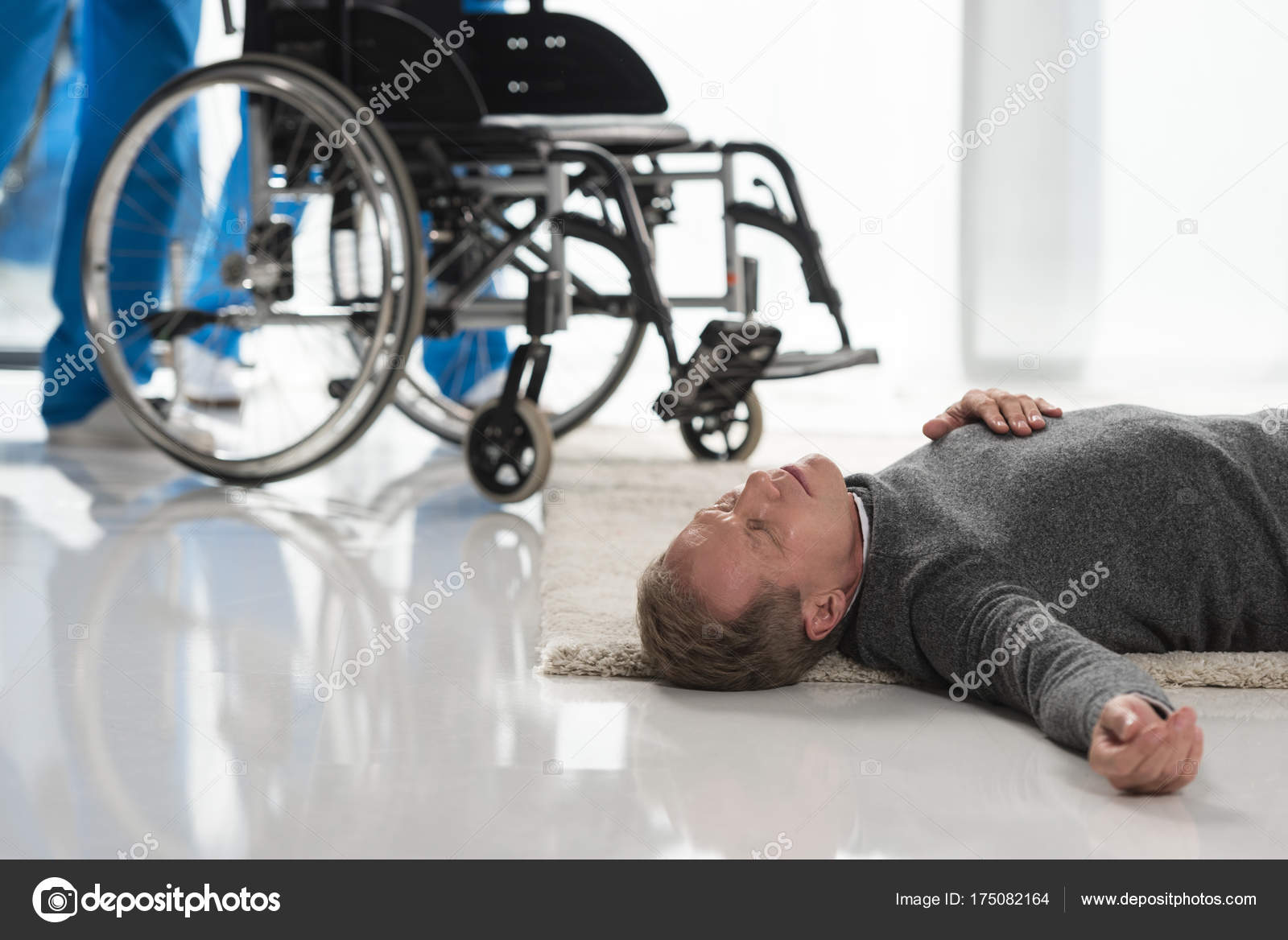 Мужчина лежит без сознания. Мужик лежит без сознания. Человек лежит на полу фото. Фото человека без сознания в больнице. Мужчина лежит в больнице картинки.