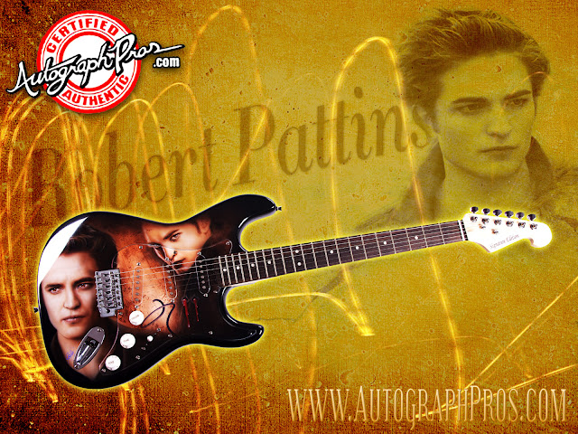 15 Abril - Guitarra con ilustraciones de Crepúsculo autografiada por Robert Pattinson en Ebay!!! Robert-pattinson-twilight-autographed-guitar-2212-wp