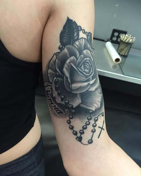 Tatuagens femininas nos bíceps Tatuagens femininas nos bíceps