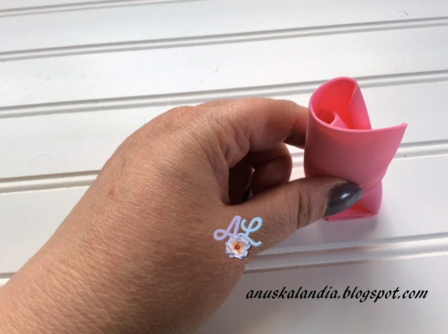 Rosa-gigante-en-goma-eva-o-foamy-10-enrollar-lado-y-"abrazar"-Anuskalandia