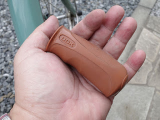 OGK製だったんですね。 グリップ外しました。OGK製だったんですね。
