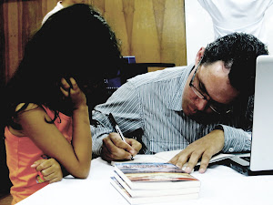 Helios Mar autografiando su obra literaria a los niños.