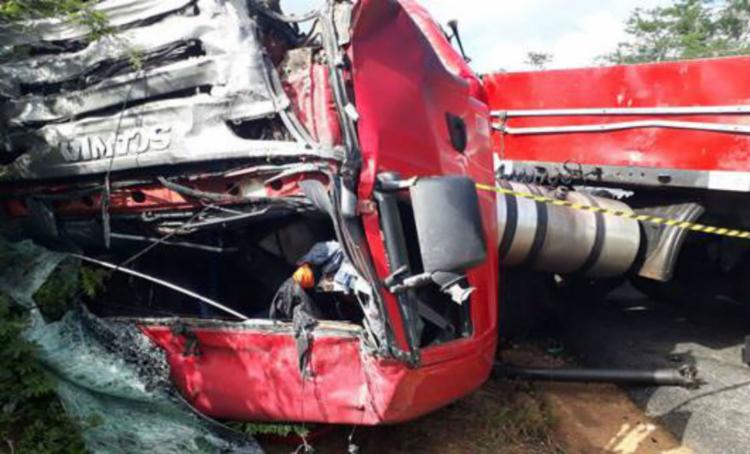 Colisão entre carretas deixa motoristas mortos na BR-116, em Cândido Sales