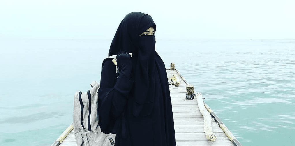 Foto Wanita Bercadar Yang Membuat Adem di Hati | Triviaries