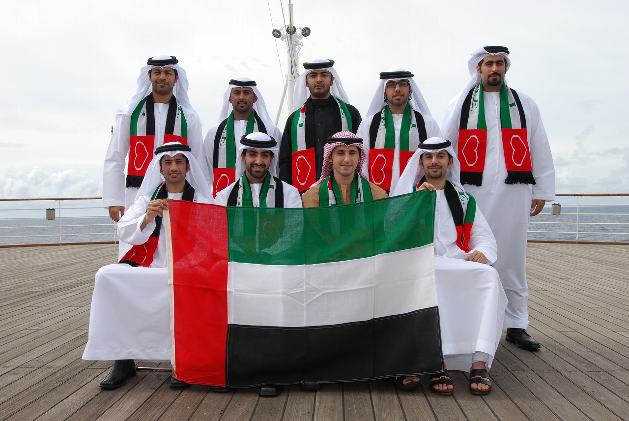 Кувейт язык. Объединенные арабские эмираты население. Объединенные арабские эмираты арабы. Национальная одежда ОАЭ. Народы ОАЭ.
