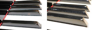 (左圖)一般鋼琴品牌的琴鍵為壓克力平滑面。(右圖)手工製作的史坦威（Steinway & Sons）與波士頓（Boston）名琴：琴鍵木紋展現高質感。