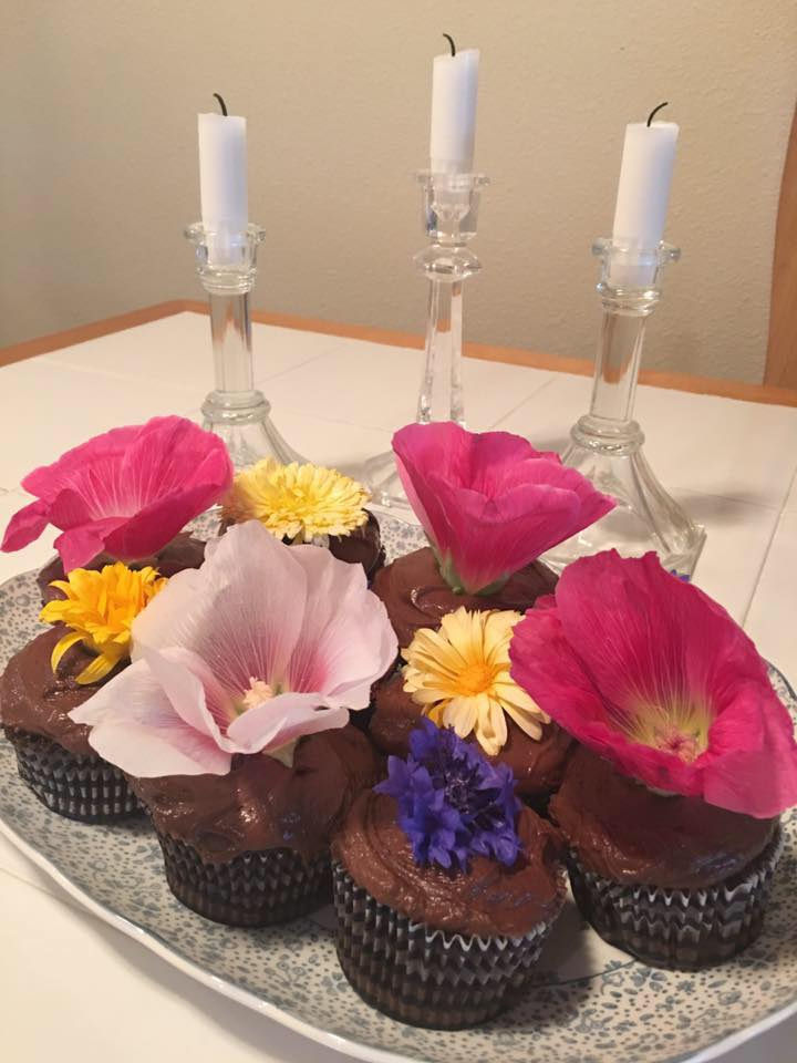 Moments of DelightAnne Reeves: Edible Flowers Make the Cake