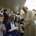 Una caricia es la medicina más importante, dice Papa Francisco en visita a niños enfermos