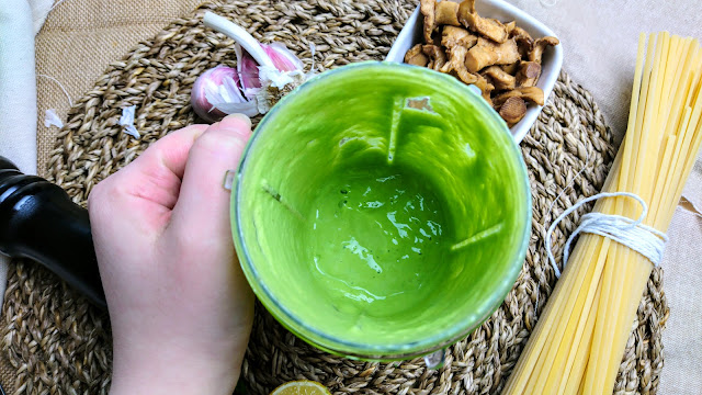 pesto di prezzemolo e avocado pronto