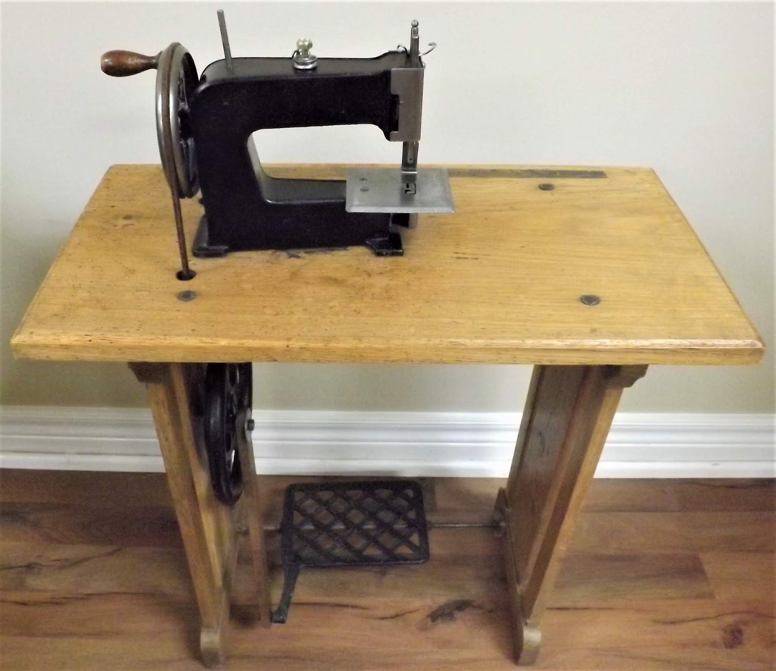 ANTIQUE and VINTAGE SEWING MACHINES WANTING a NEW HOME!! CHILD'S TOY