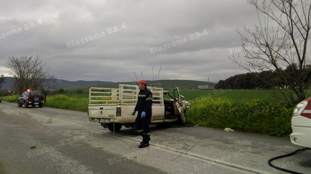 Σφοδρή πλαγιομετωπική σύγκρουση έξω από την Ελασσόνα - Εγκλωβίστηκε κοπέλα (φώτο)