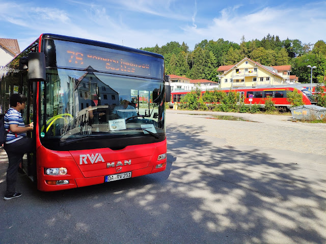 До замків від залізничної станції Bahnhof Füssen доставляє 78 автобус