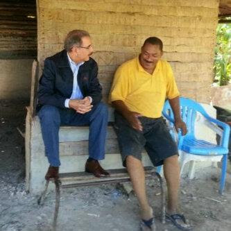 El Presidente Danilo conversa con un amigo
