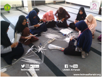 Muslimah Kreatif Al-Farabi Kelola Bahan Bekas Menjadi Handicraft Muslimah Kreatif Al-Farabi Kelola Bahan Bekas Menjadi Handicraft