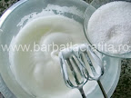 Prajitura Deliciu cu crema si biscuiti Preparare reteta blat din nuca - punem zahar in spuma de albusuri