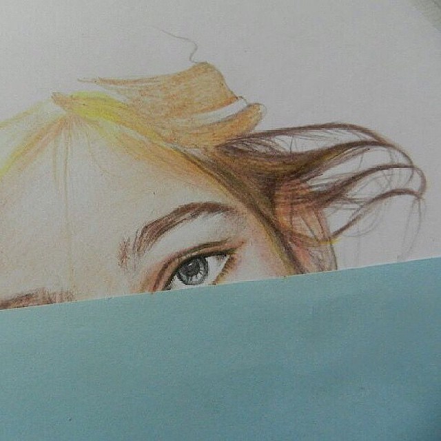 تلوين بورتريه باستخدام الألوان الخشبية تلوين بورتريه بالألوان الخشبية