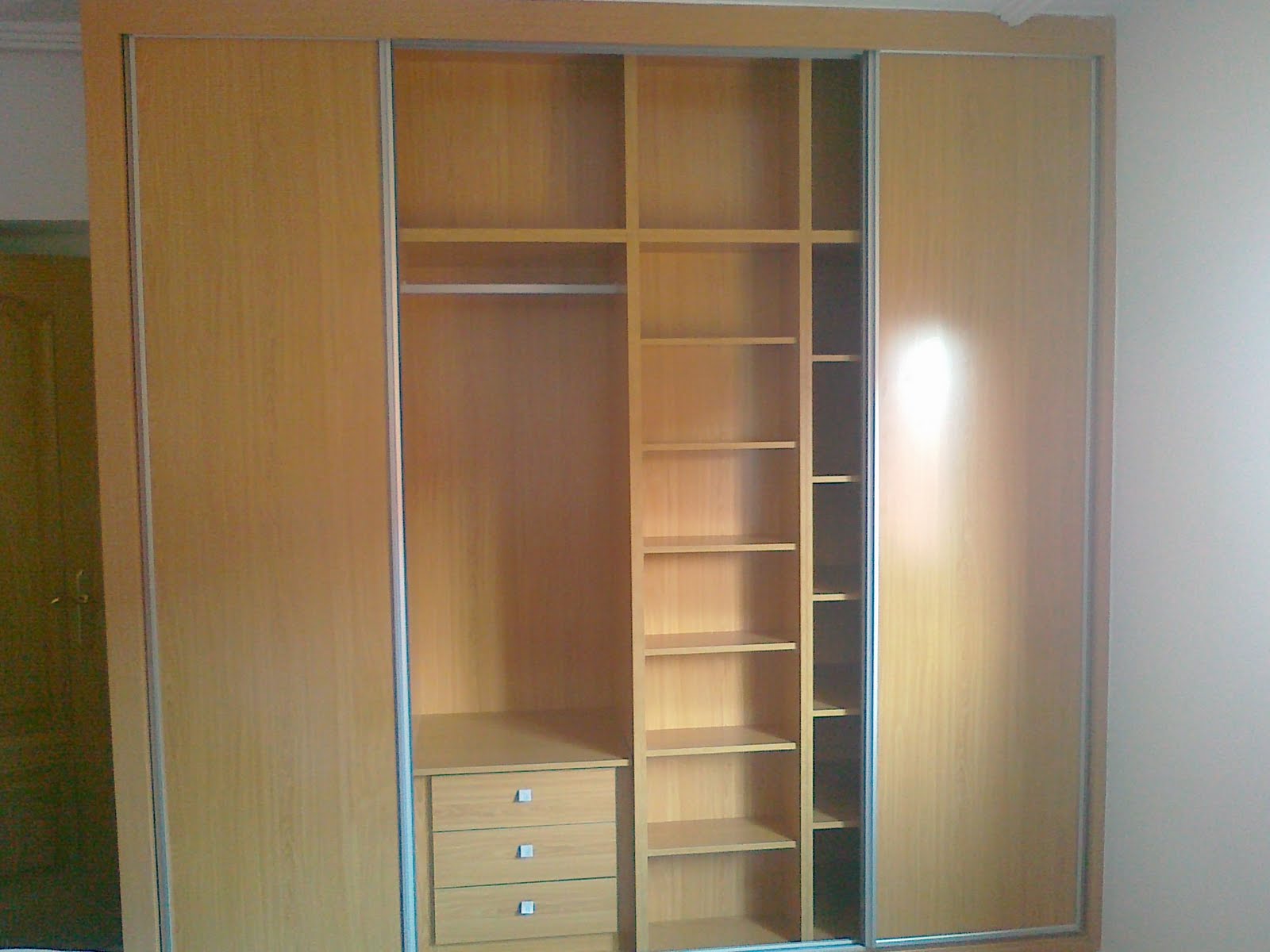 Reforma Expres: ARMARIOS DE PUERTAS CORREDERAS Y VESTIDORES.