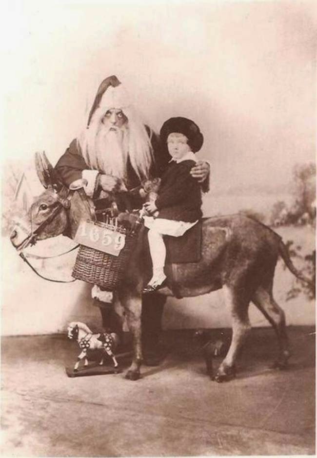 These 30 Creepy Vintage Santa Claus Photos That Will Give