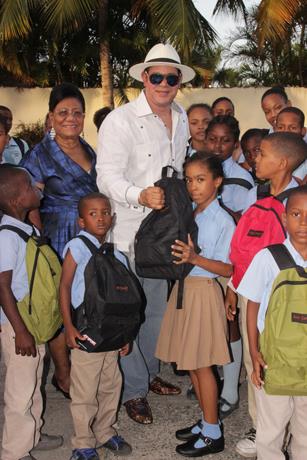 Sammy Sosa entrega mil mochilas a estudiantes de escasos recursos de SPM