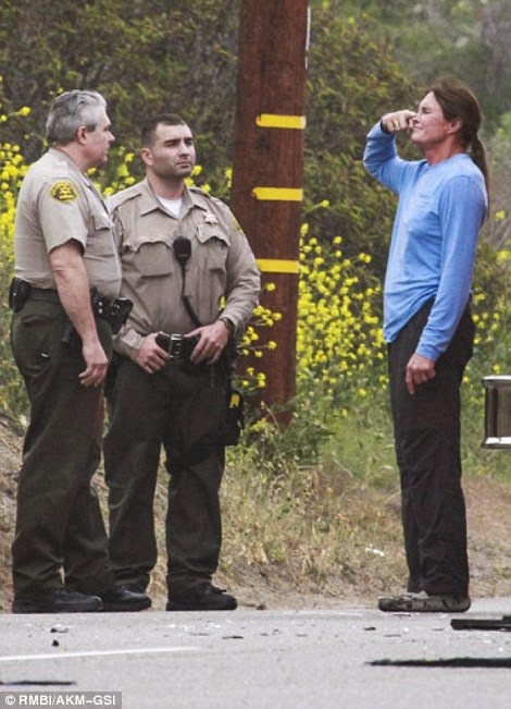 2573A18A00000578 2944152 image m 52 1423365377178 Photos: Bruce Jenner takes sobriety test after car crash that killed 69yr old woman