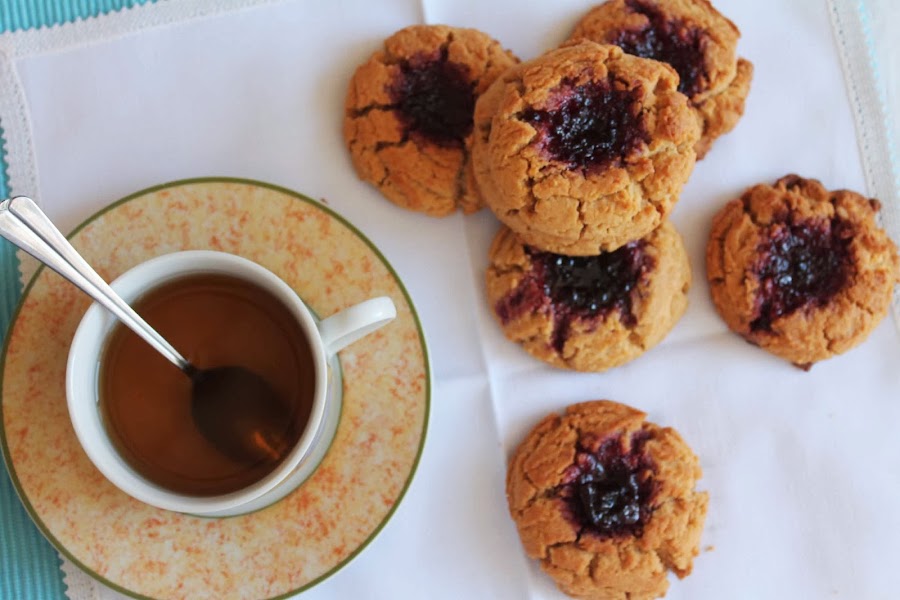 Galletas de mantequilla de cacahuete y mermelada de cerezas