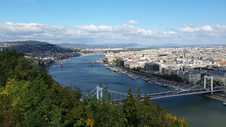 vistas-panoramicas-subida-colina-monte-gellert-puente-de-la-libertad-budapest