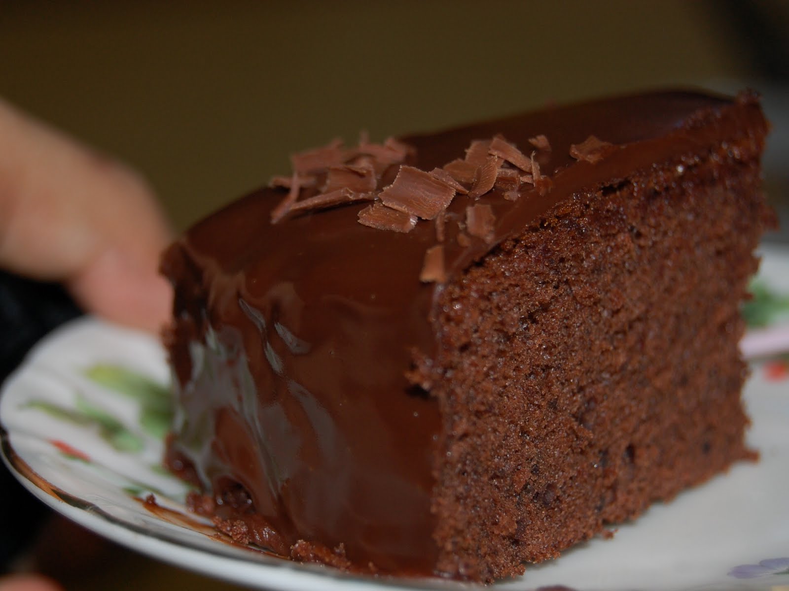 шоколадная глазурь ганаш. горячий шоколад чизкейк iphone в руках. ганаш для торта разных цветов. добавила расслоившийся ганаш в торт. шоколадный ганаш.