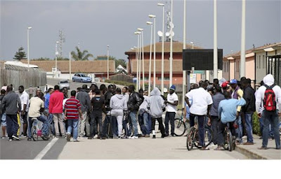 http://www.dn.pt/mundo/interior/padre-ajudou-mafia-a-desviar-ajuda-que-era-para-refugiados-8481209.html
