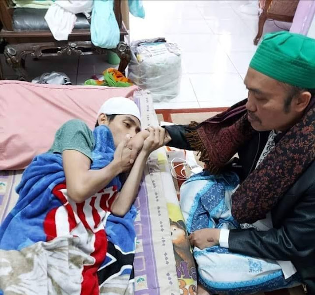 Ustadz Maaher Sakit cium tangan KH Idrus Romli Ustadz Maaher Sakit cium tangan KH Idrus Romli